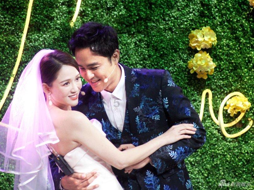 男生看到一个女生就笑，是喜欢她吗？他为什么天天坐到女生旁边，又不说话？游戏画面